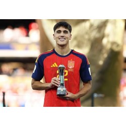 Una maglia rossa per l'intero torneo, un'altra rossa e blu per l'asse centrale. Una maglia rossa per l'intero torneo, un'altra rossa e blu per l'asse centrale.